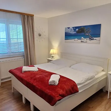 House With Garden Close To Vienna & Airport 度假居